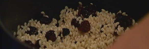 ванильный рисовый пудинг с изюмом и карамелью