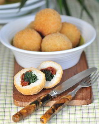 Аранчини с вялеными томатами и шпинатом