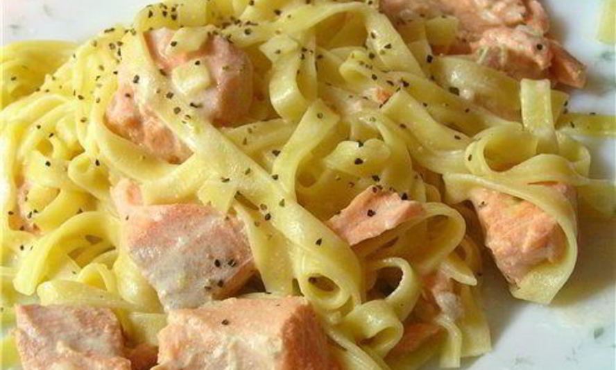 Рецепт домашней лапши с лососевым соусом