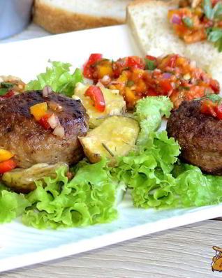 Фрикадельки Джинга с сальсой из запеченных перцев с гарниром из молодого картофеля