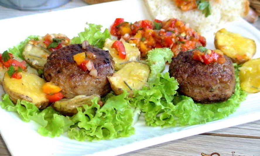 Рецепт фрикаделек джинга с сальсой из запеченных перцев с гарниром из молодого картофеля