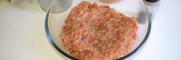 фрикадельки джинга с сальсой из запеченных перцев с гарниром из молодого картофеля