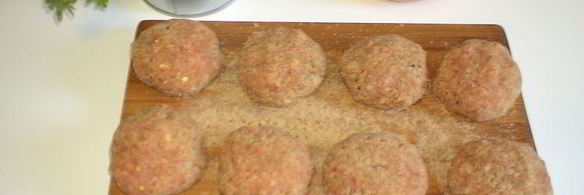 фрикадельки джинга с сальсой из запеченных перцев с гарниром из молодого картофеля