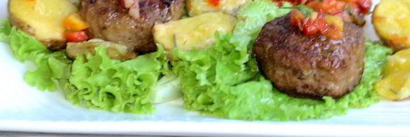 фрикадельки джинга с сальсой из запеченных перцев с гарниром из молодого картофеля