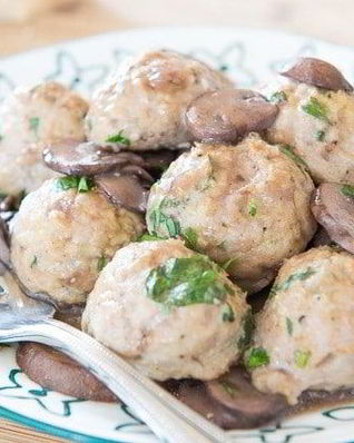 Фрикадельки из индейки в грибном соусе