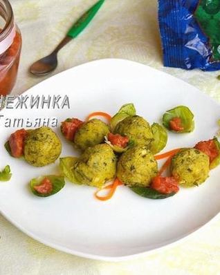 Фрикадельки из маша с банановым соусом в капустных лепестках