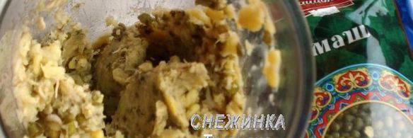 фрикадельки из маша с банановым соусом в капустных лепестках