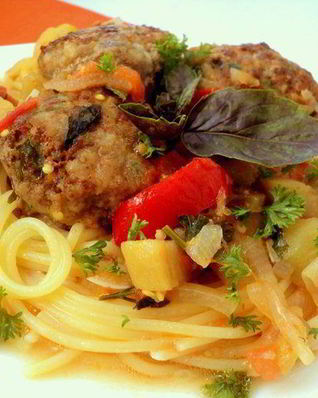 Фрикадельки с базиликом и овощами