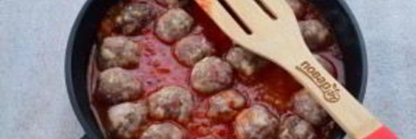 фрикадельки с томатным соусом и яйцом