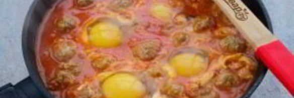 фрикадельки с томатным соусом и яйцом