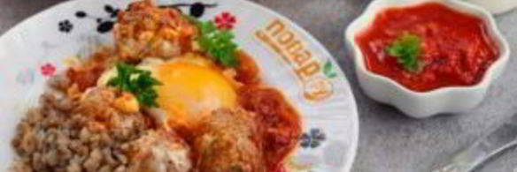 фрикадельки с томатным соусом и яйцом