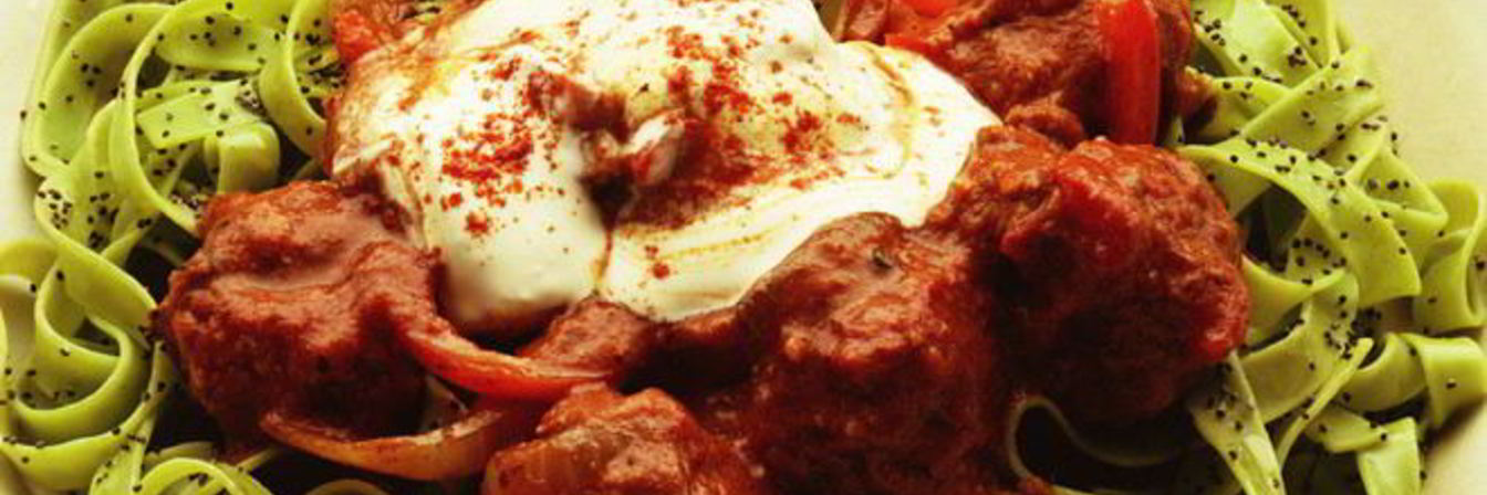 Фрикадельки в сметанном соусе