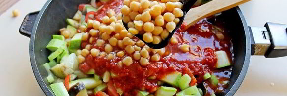 нут с овощами и фрикадельками