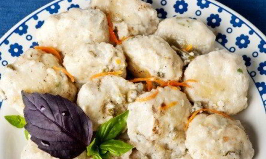 Рецепт рыбных фрикаделек в соусе с корнишонами по-польски