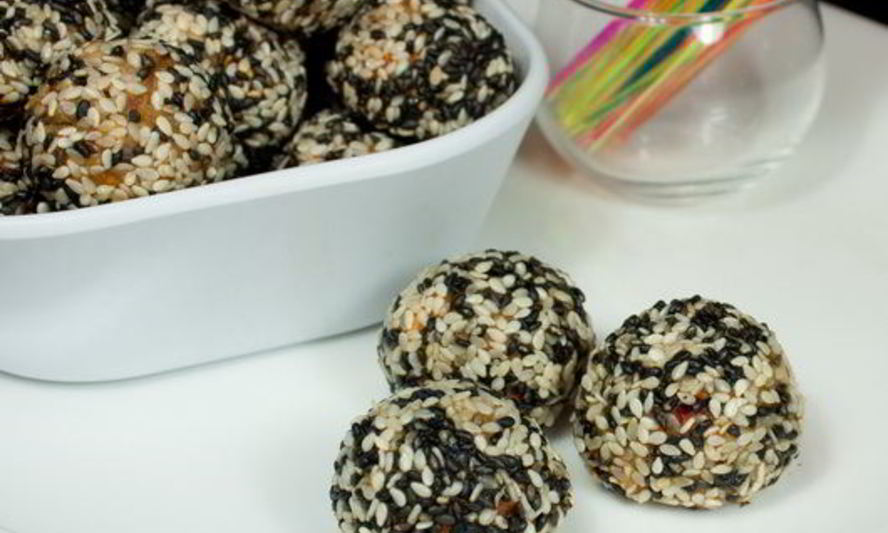 Рецепт закусочных куриных фрикаделек в кунжуте