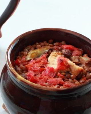 Чечевица с мясом в горшочке