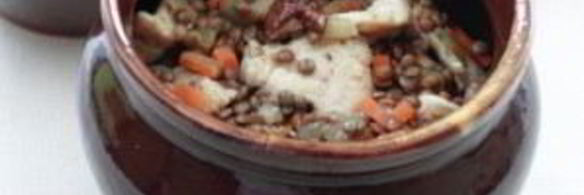 чечевица с мясом в горшочке
