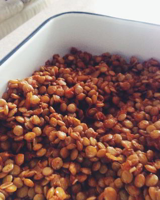 Чечевица с томатами и зеленью