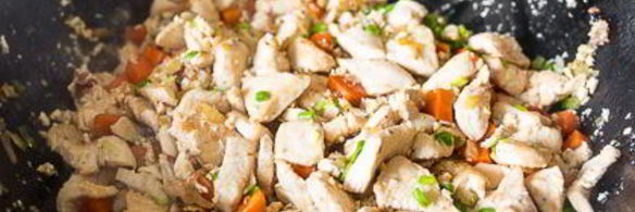 кантонский жареный рис с курицей