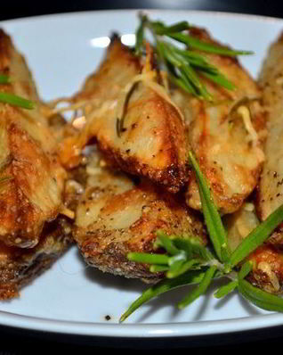 Картофель дольками с пармезаном и розмарином