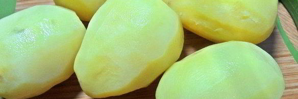 картофель с беконом, авокадо и сыром