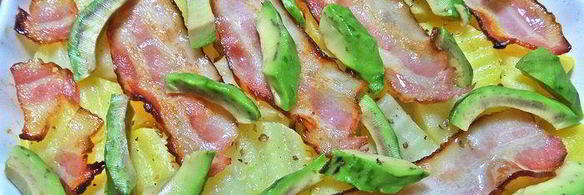 картофель с беконом, авокадо и сыром