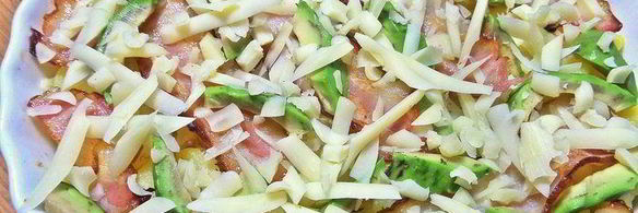 картофель с беконом, авокадо и сыром