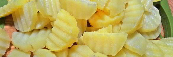 картофель с беконом, авокадо и сыром