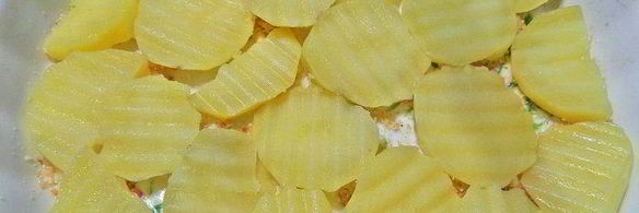 картофель с беконом, авокадо и сыром