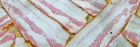 картофель с беконом, авокадо и сыром