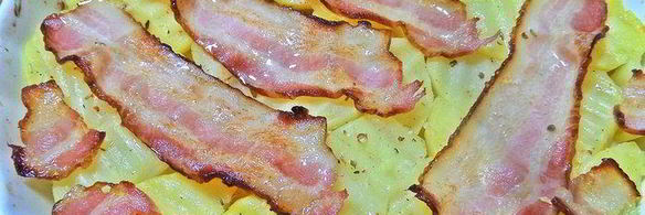 картофель с беконом, авокадо и сыром