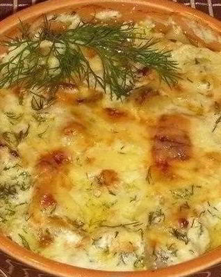 Картошка с курицей в сметане в духовке