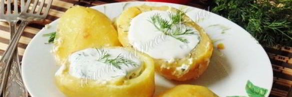 печеный картофель с грибами и сметаной