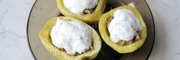 печеный картофель с грибами и сметаной