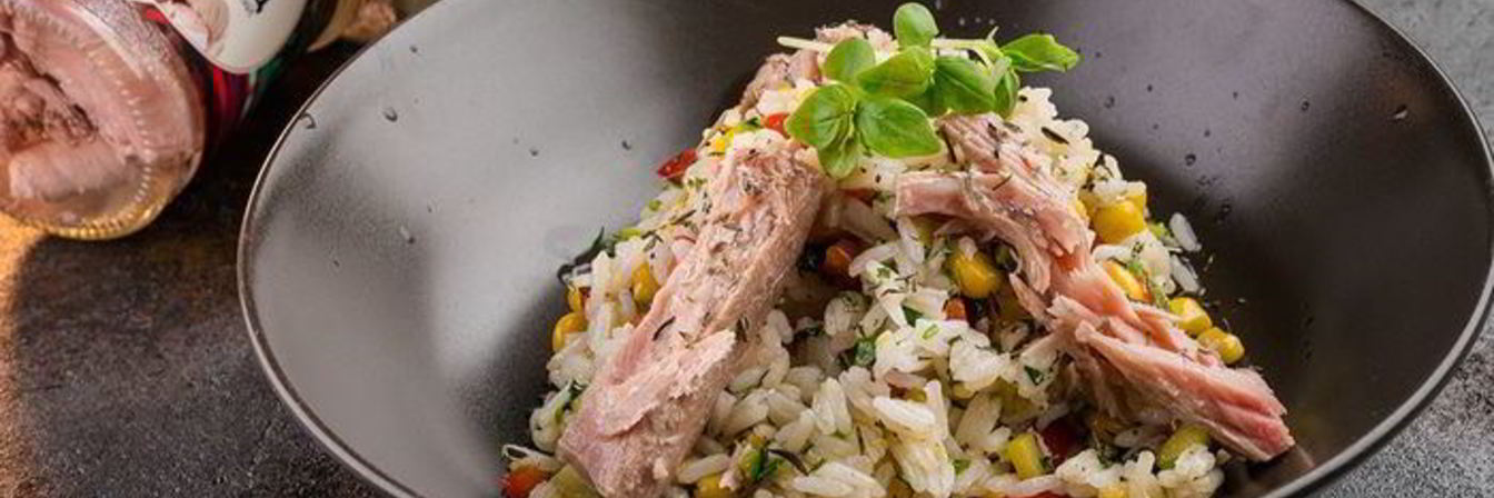 Радужный рис с тунцом