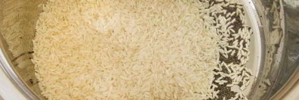 рассыпчатый рис с семенами черной горчицы