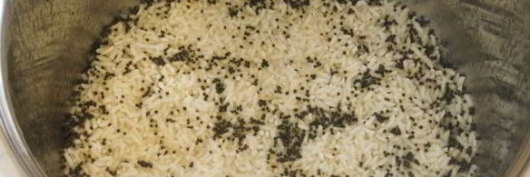 рассыпчатый рис с семенами черной горчицы