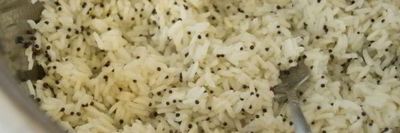 рассыпчатый рис с семенами черной горчицы