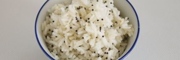 рассыпчатый рис с семенами черной горчицы