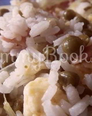 Рис с горошком, ветчиной и яйцами