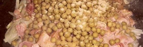 рис с горошком, ветчиной и яйцами