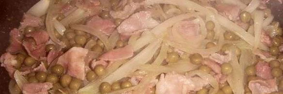 рис с горошком, ветчиной и яйцами