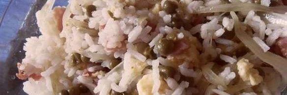 рис с горошком, ветчиной и яйцами