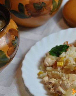 Рис с курицей в горшочках