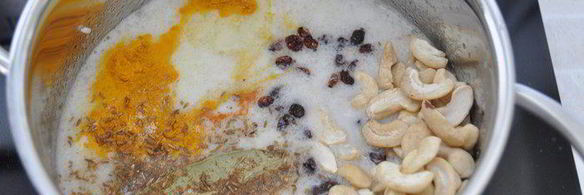 восточный рис с кокосовым молоком, изюмом и кешью