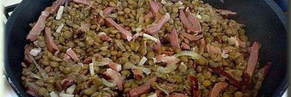 зеленая чечевица с копченостями