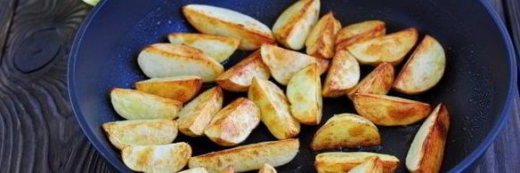 жареная картошка с капустой на сковороде