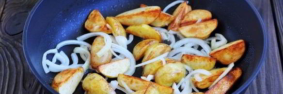 жареная картошка с капустой на сковороде