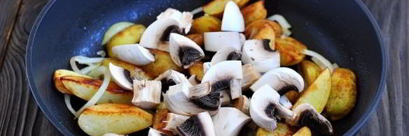 жареная картошка с капустой на сковороде