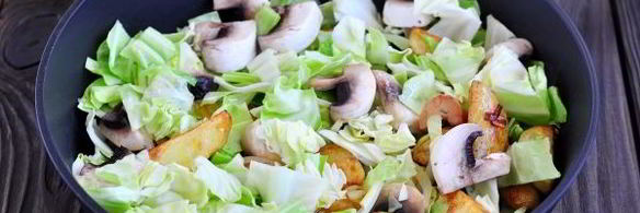 жареная картошка с капустой на сковороде